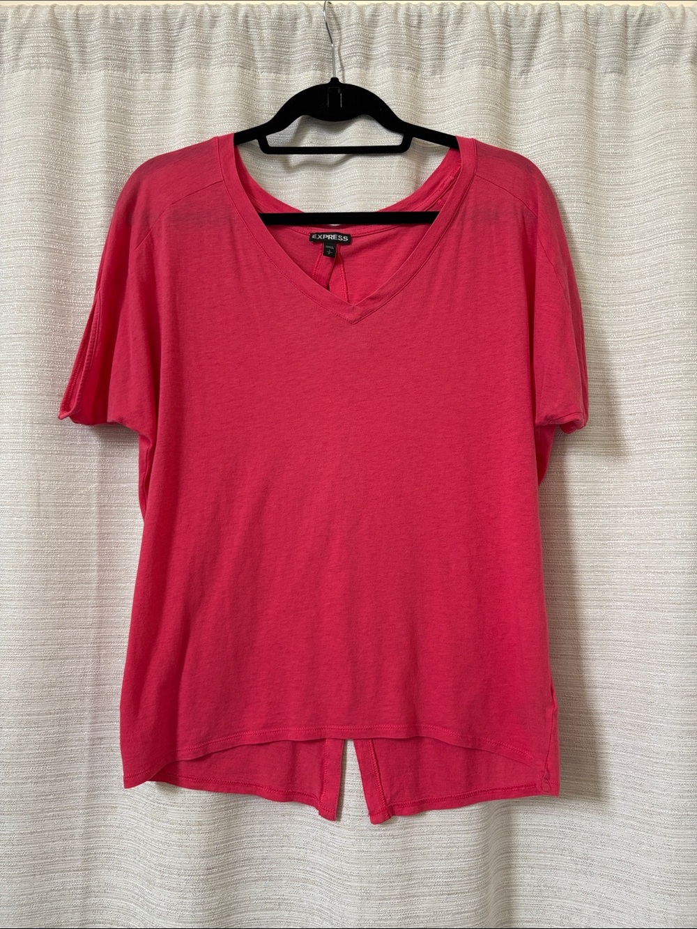 Express Short Sleeve V-Neck Tee with buttons in the back, Pink size small